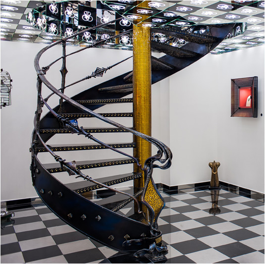 Spiral worm like staircase